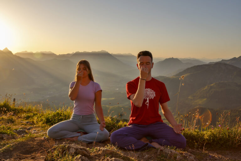 Pranayama beim Sonnenuntergang in den Bergen